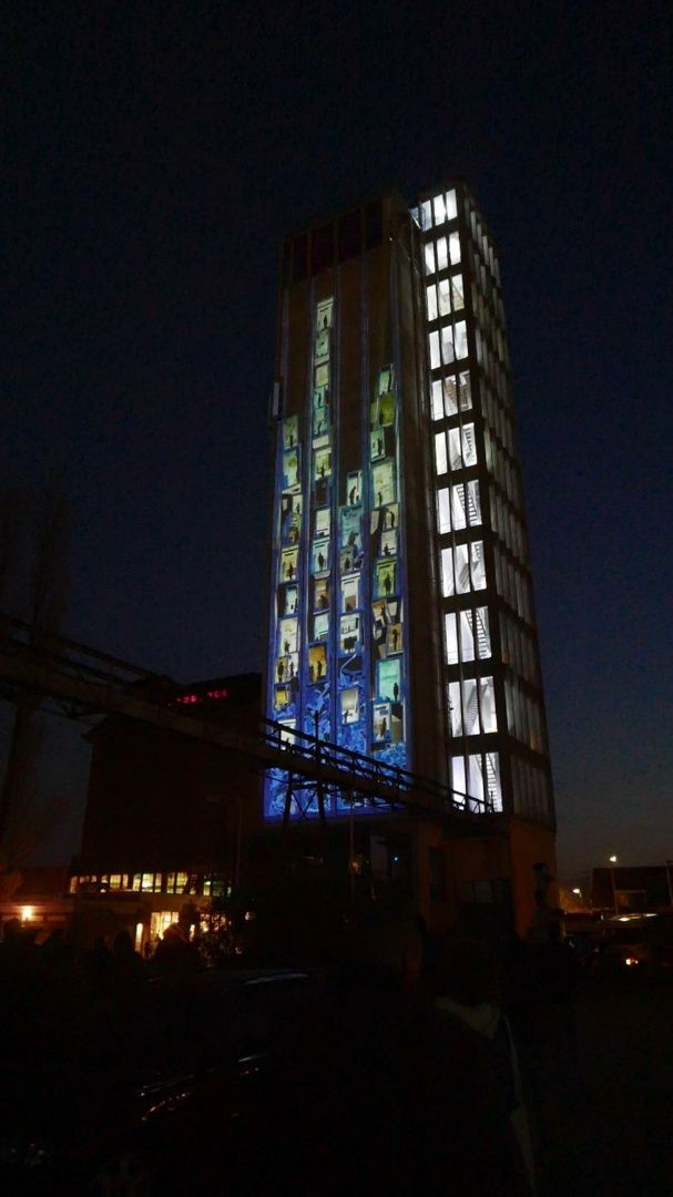 Videokunstwerk van 280 m2 op Grijze silo