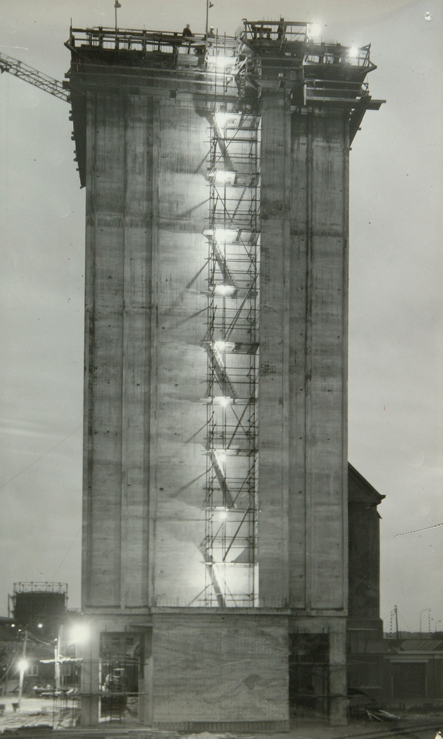 De grijze silo deventer